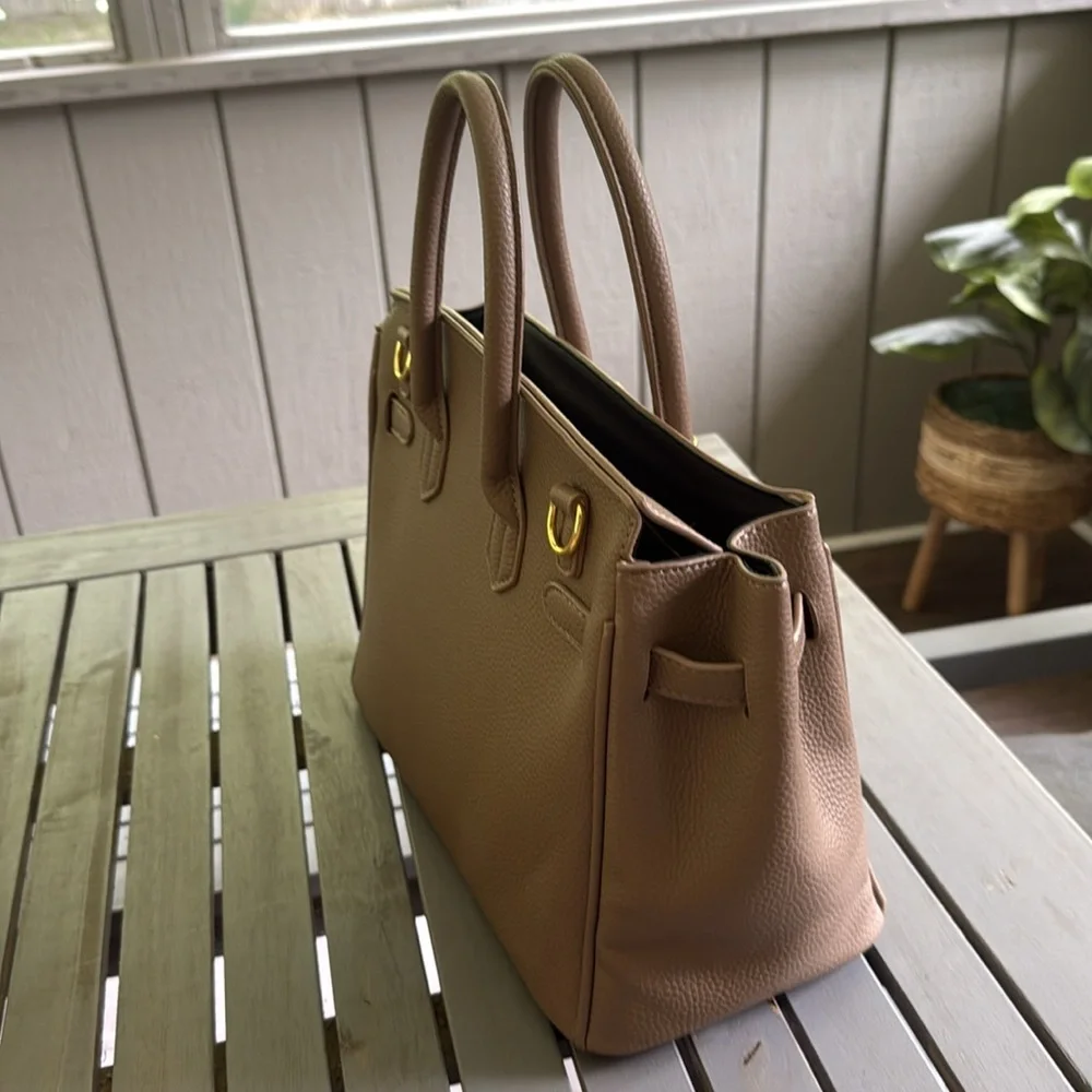 Elegant Tan Leather Handbag - Picture 6 of 8